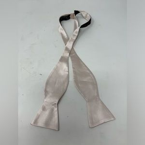 JOS.A.BANK MEN'S BOW TIE 100% SILK  MADE IN  CHINA LIGHT PINK PRE OWNED GHV1.